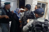 صور: اصابة شخص بعملية طعن في باب العمود واعتقال المنفذة