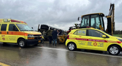 إصابة متوسطة لشاب إثر إنقلاب شاحنة على شارع 4404 بمنطقة المركز