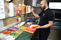  يافا: وجبات سريعة وساندويشات شهية للسحور في مطعم "بالي بجيت"