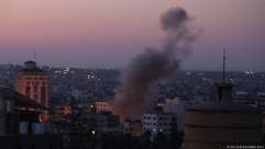 الجيش الإسرائيلي يقصف مواقع في قطاع غزّة ردًا على إطلاق قذيفة صاروخية