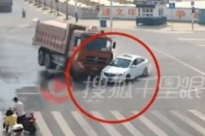 فيديو يحبس الأنفاس.. كيف هرب هذا السائق من شاحنة كادت تسحقه