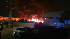  فيديو: حريق ضخم في مصف للسيارات بالمنطقة الصناعية بمدينة اللد 
