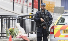 الشرطة البريطانية تعثر على 39 جثة بشاحنة