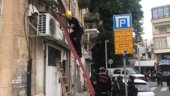  فيديو: طواقم الانقاذ تقتحم شقة بيافا بعد محاولة سيدة الانتحار