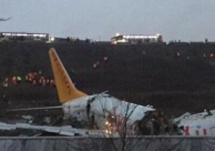 شاهد: تحطم طائرة تركية لثلاثة أجزاء بمطار إسطنبول وإجلاء ركابها