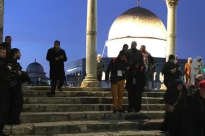 الآلاف يؤدون صلاة الفجر في المسجد الأقصى المبارك 