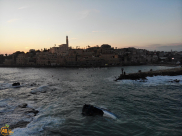 صياد يافاوي يُنقذ شخصاً من الغرق بعد انقلاب مركبه على شاطئ يافا 