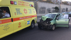  صور: اصابة طفيفة لسائق بحادث طرق بين مركبتين جنوب يافا 