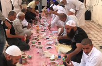  بالصور: معتمرو اللد والرملة ينظمون افطاراً جماعياً في طريق عودتهم للبلاد