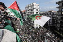 صور: مئات الآلاف وسط الجزائر للمطالبة بتنحي بوتفليقة