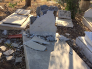 بالصور: تهشيم متعمد لعدد من شواهد القبور في مقبرة طاسو بمدينة يافا 
