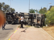  بالفيديو: إنقلاب شاحنة واصابة سائقها بحادث طرق ذاتي قرب اللد