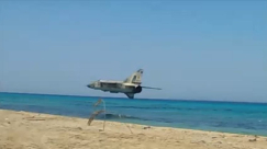 فيديو: طائرة "ميغ 23" تحلق بمستوى منخفض فوق أحد الشواطئ