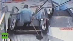 فيديو: السلالم الكهربائية في الصين تتسبب في حادث أليم جديد 