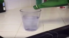 فيديو محير.. كوب يمتلئ بالماء ثم يتحول فجأة إلى ورقة.. سحر أم خداع بصري؟