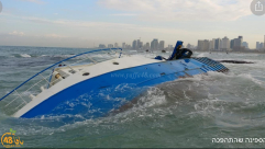 بالفيديو : مخاوف من تسرب كميات من الوقود بعد انقلاب مركب الصيد في مدخل الميناء