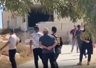 شاهد لحظة إطلاق نار على فلسطيني من قبل مستوطن قضاء الخليل