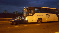  بالصور: حادث طرق بين حافلة ومركبة في اللد دون وقوع اصابات 