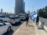 يوم التشويشات .. القاء قنابل الصوت تجاه المتظاهرين في شارع ايالون