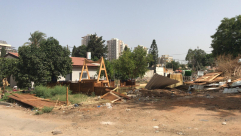 بالفيديو: هدم ساحة منزل عائلة عربية في مدينة الرملة