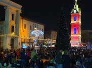 بالفيديو: إضاءة شجرة عيد الميلاد المجيد في دوار الساعة بيافا