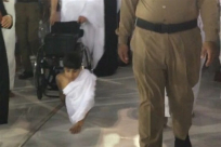 صور - شاب بـ"نصف جسد" يطوف البيت الحرام على يديه