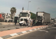 شاهد: لحظة وقوع حادث الطرق بين مركبة وشاحنتين قرب اللد