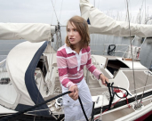 فيديو: طفلة عمرها 12 عاماً «تبرع» في قيادة الشاحنات