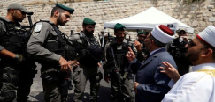 لليوم الثامن - المقدسيون: لن ندخل الأقصى من بواباتهم