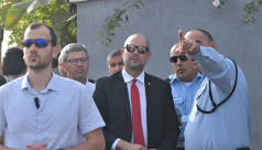  وزير الامن الداخلي يزور حي جان حكال بالرملة 