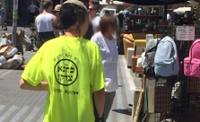 صور: قمصان "كهانا صادق" في يافا وعلاقتها بالكتابات المسيئة للعرب على مسجد حسن بك