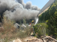  الرملة: 6 طواقم اطفائية تعمل على اخماد حريق داخل مخازن 