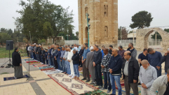 بالفيديو: جمع من أهالي الرملة يؤدون صلاة الاستسقاء في باحة المسجد الأبيض في الرملة