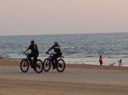 بالصور: شرطة مترجّلة وعلى الدراجات الهوائية في متنزه العجمي - أسلوب جديد لحفظ الأمان