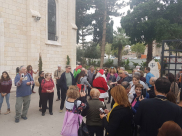 فيديو: مسيرة "بابا نويل" تجوب شوارع مدينة يافا احتفالاً بحلول بعيد الميلاد المجيد