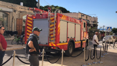  بالصور: طواقم الاطفائية تُخمد حريقاً اندلع داخل فندق في البلدة القديمة بيافا