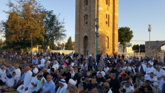 بالفيديو: جموع غفيرة يؤدون صلاة العيد في ساحة الجامع الأبيض بالرملة 