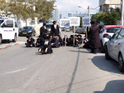  فيديو: الخارديم يغلقون شارع شيفتي يسرائيل بيافا والشرطة تعيد فتحه أمام حركة السير