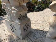  بالصور: رسم الصليب المعكوف في عدة مناطق بالبلدة القديمة في يافا 