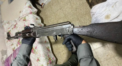 اللد: ضبط سلاح من نوع "كلاشينكوف" واعتقال مشتبه