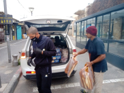 مجموعة عطاء بلا حدود تُوزع وجبات غذائية على العائلات المستورة