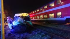 فيديو: اصابة خطرة لـ3 أشخاص من عائلة واحدة بحادث طرق بين مركبة وقطار باللد