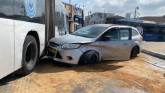  يافا: حادث طرق بين مركبة وحافلة ركاب في دوار الساعة