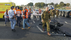 بالصور: اصابة متوسطة وأخرى طفيفة بحادث طرق قرب مدينة الرملة 