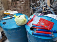  صور: الرملة - الشرطة تعثر على معمل اعداد عبوات ناسفة وتعتقل مشتبهاً