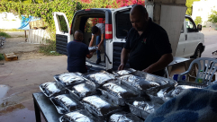 فيديو: جمعية يافا تذبح عجلاً وتوزع الطعام على الأهالي ضمن مشروع احياء سنة العقائق