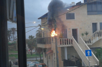 بالفيديو: إحتراق عامود للكهرباء في يافا والشرطة تغلق مقطعاً من الشارع