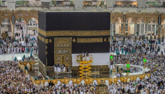 صور: رفع كسوة الكعبة المشرّفة ثلاثة أمتار استعداداً لموسم الحج