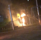  بالفيديو: اضرام النار في حديقة الالعاب بحي المحطة بمدينة اللد 