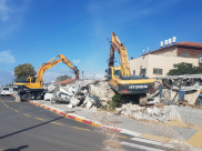 بالفيديو: جرافات البلدية تهدم بيتين لعائلة الزبارقة "أبو غنيم" في مدينة اللد